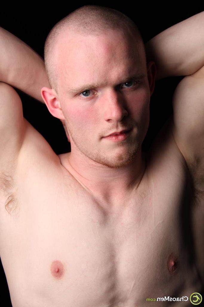 20P O gay careca Markham tira a roupa e tira seu pau ruivo e peludo