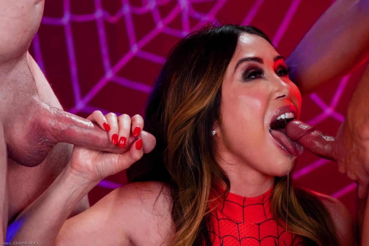 15P A garota asiática Kianna Dior leva algumas gozadas no rosto de uma vez