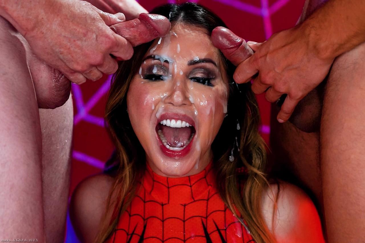 15P A garota asiática Kianna Dior leva algumas gozadas no rosto de uma vez