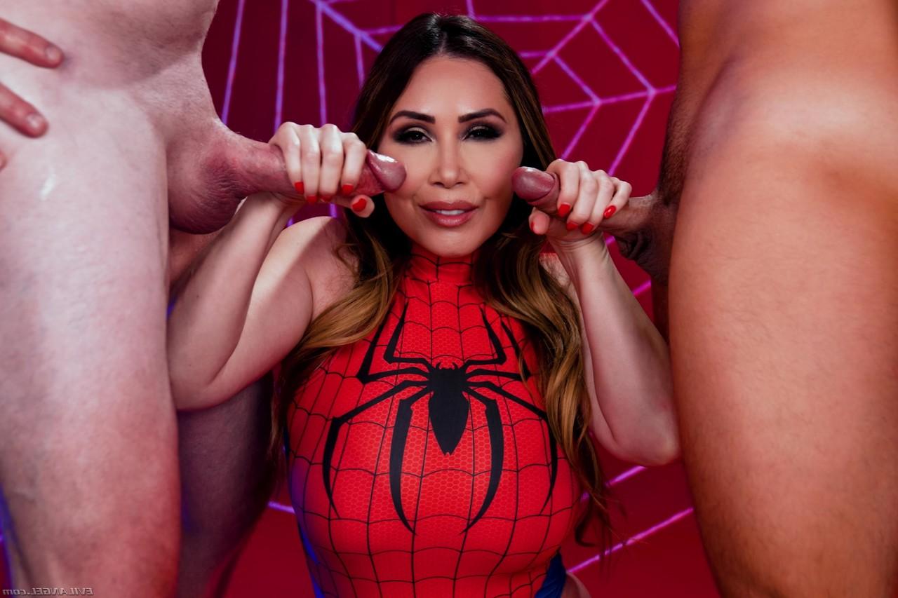 15P A garota asiática Kianna Dior leva algumas gozadas no rosto de uma vez