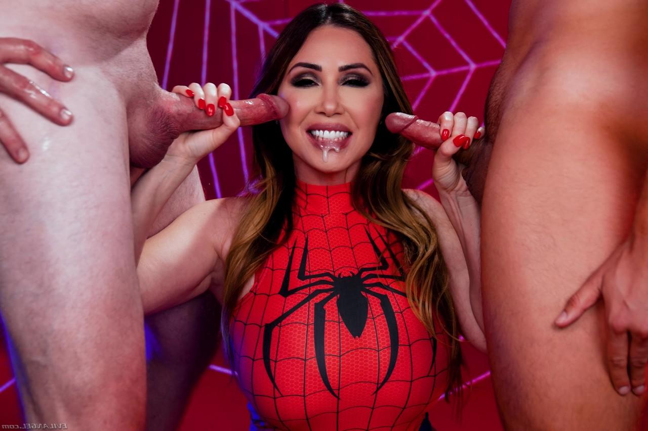 15P A garota asiática Kianna Dior leva algumas gozadas no rosto de uma vez