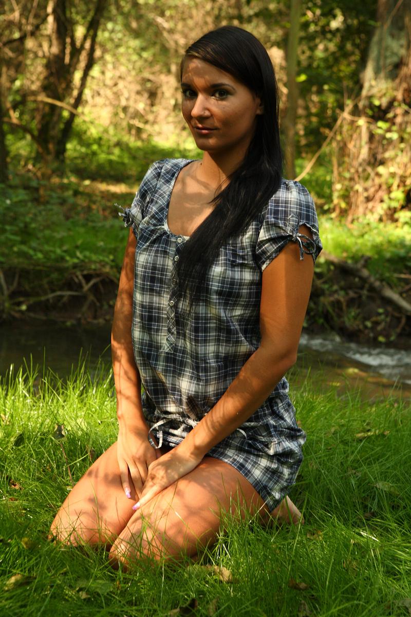 20P Adolescente morena leva uma gozada nos peitos depois do sexo perto de um riacho