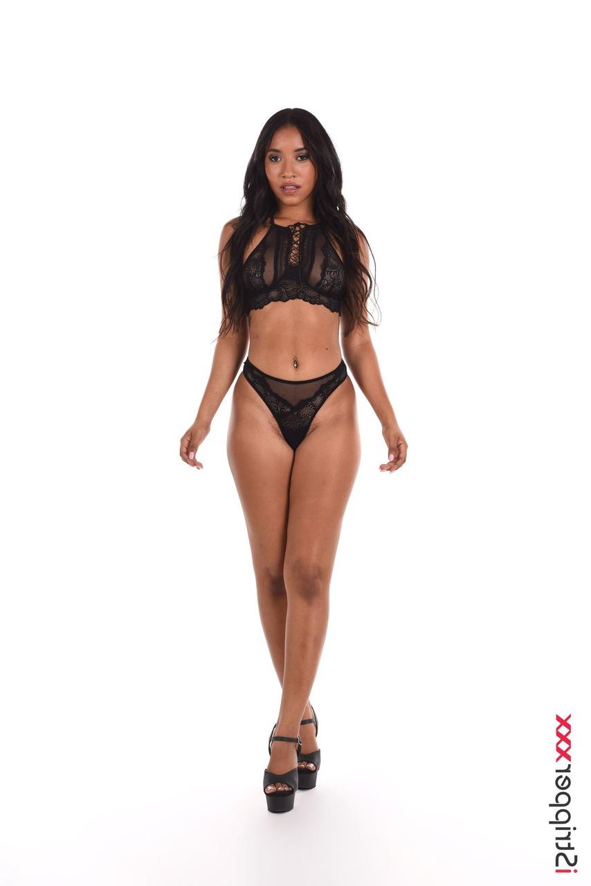 15P A gostosa garota afro latina Linda Baker tira a lingerie antes de brincar com brinquedos sexuais