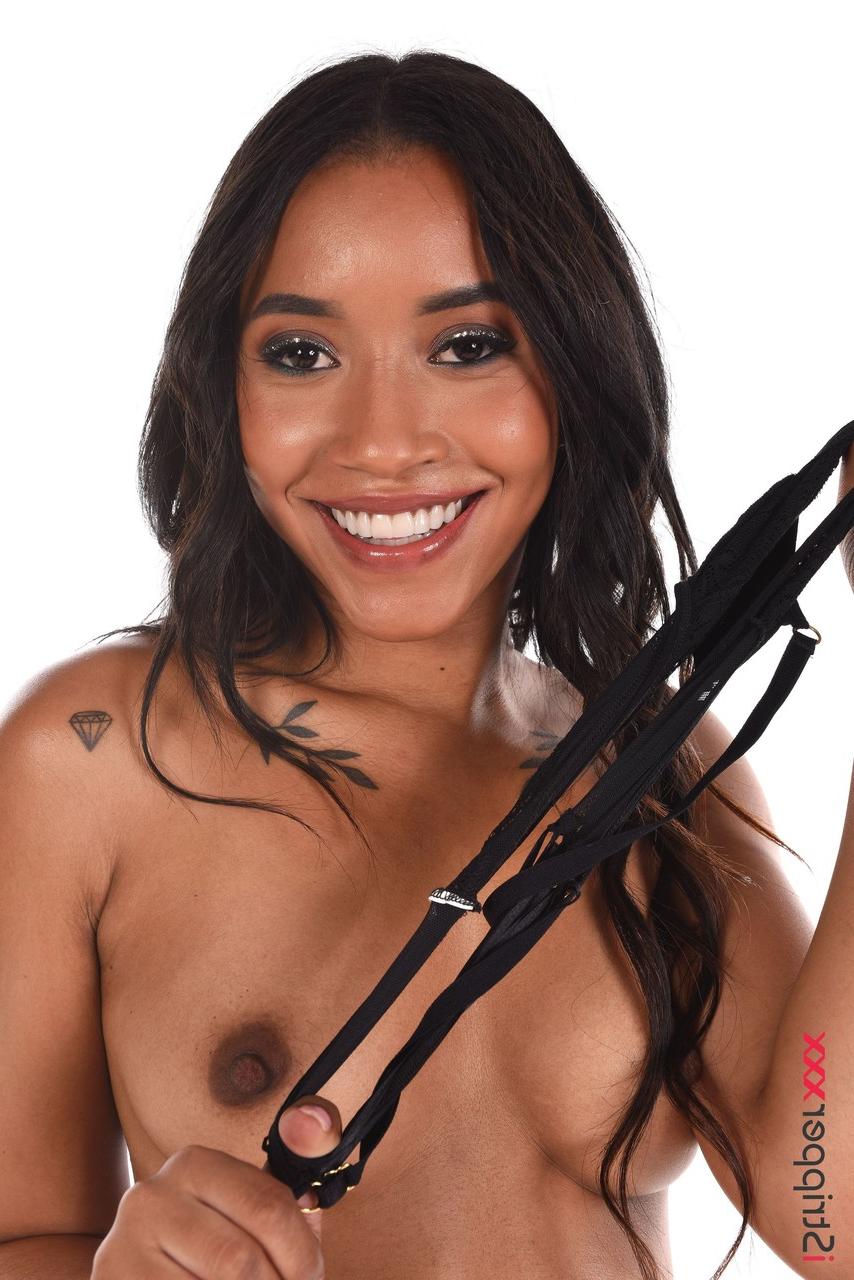 15P A gostosa garota afro latina Linda Baker tira a lingerie antes de brincar com brinquedos sexuais