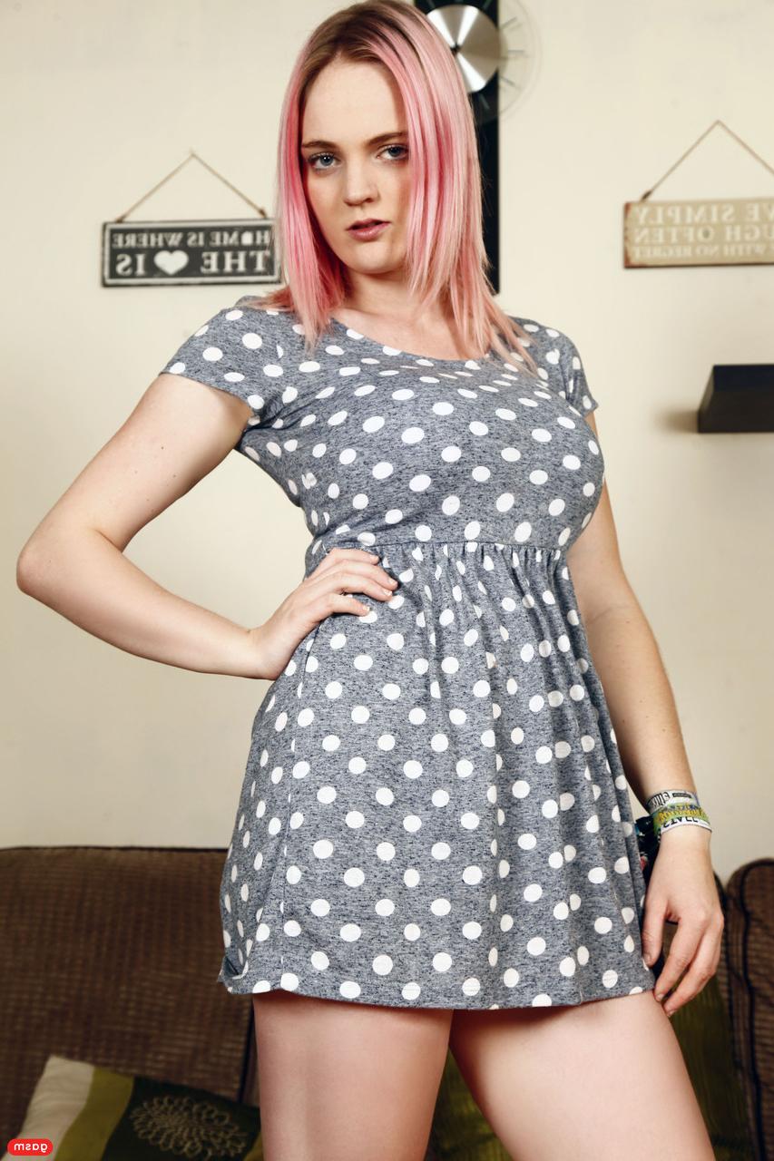 15P A vagabunda britânica de cabelo rosa Carly Rae leva uma surra de estilo cachorrinho hardcore
