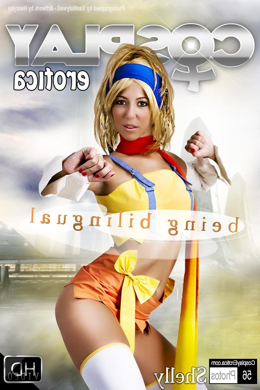 12P Chica rubia libera sus firmes tetas y su apretado culo de la ropa de cosplay