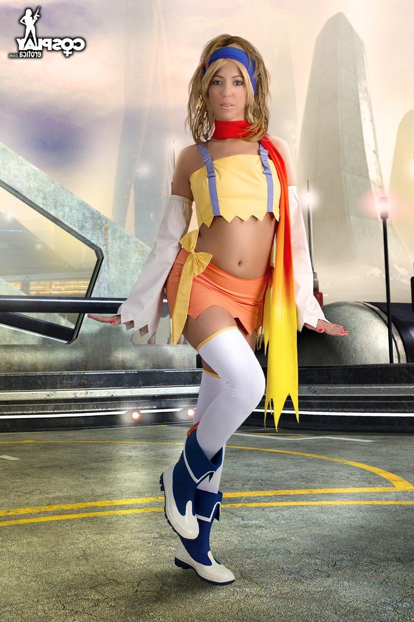 12P Chica rubia libera sus firmes tetas y su apretado culo de la ropa de cosplay