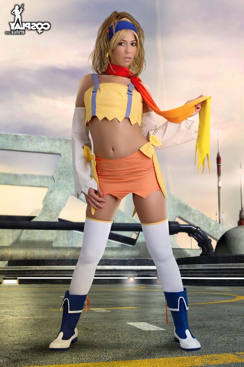 12P Chica rubia libera sus firmes tetas y su apretado culo de la ropa de cosplay