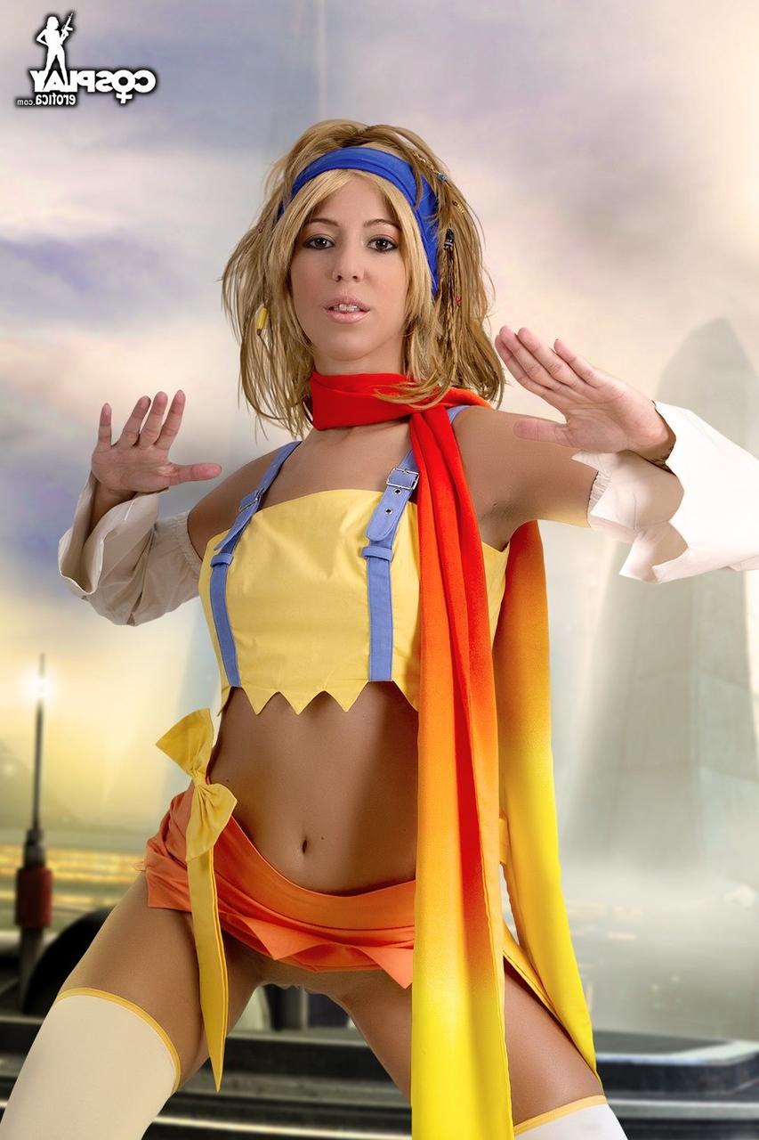 12P Chica rubia libera sus firmes tetas y su apretado culo de la ropa de cosplay