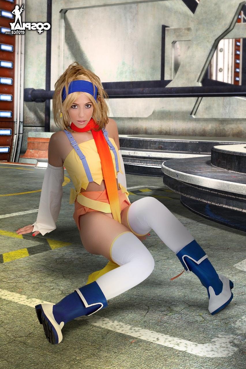 12P Chica rubia libera sus firmes tetas y su apretado culo de la ropa de cosplay