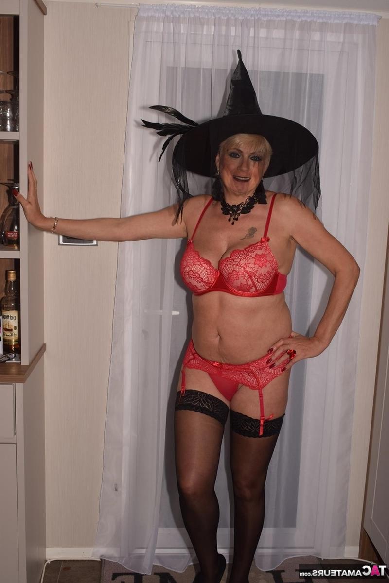 16P La blonde plus âgée Dimonty se met nue en bas de nylon tout en portant un chapeau de sorcière.