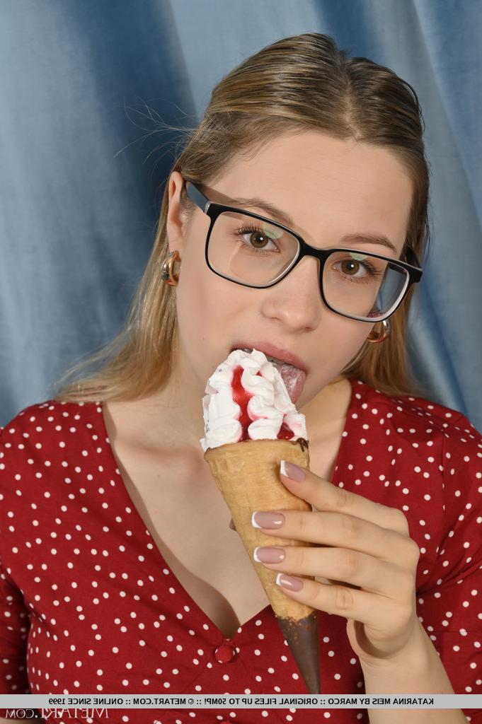 18P La jeune beauté Katarina Meis se met totalement nue en mangeant une glace.
