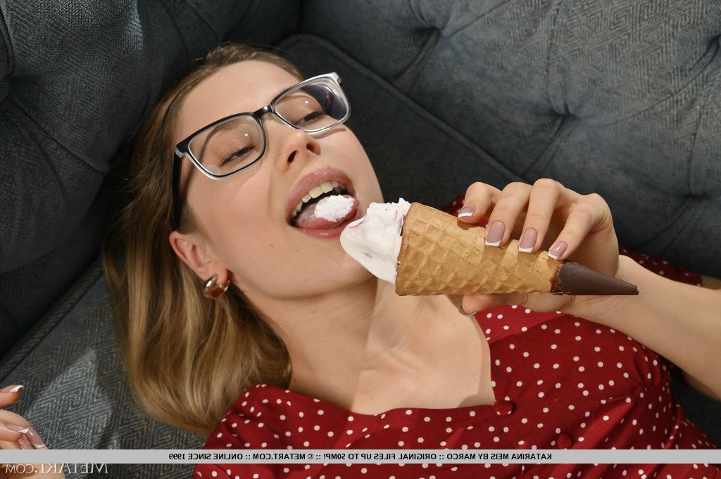18P La jeune beauté Katarina Meis se met totalement nue en mangeant une glace.