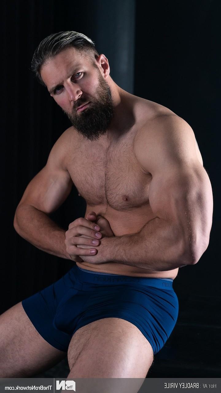 20P Bodybuilder Luke West präsentiert seinen nackten, muskulösen Körper und seinen großen Schwanz