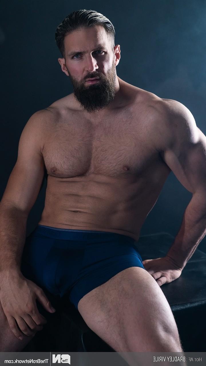 20P Bodybuilder Luke West präsentiert seinen nackten, muskulösen Körper und seinen großen Schwanz