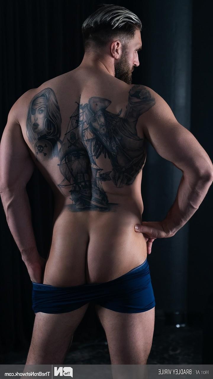 20P Bodybuilder Luke West präsentiert seinen nackten, muskulösen Körper und seinen großen Schwanz