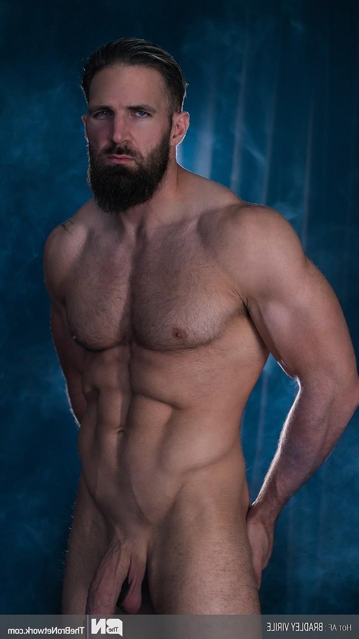 20P Bodybuilder Luke West präsentiert seinen nackten, muskulösen Körper und seinen großen Schwanz