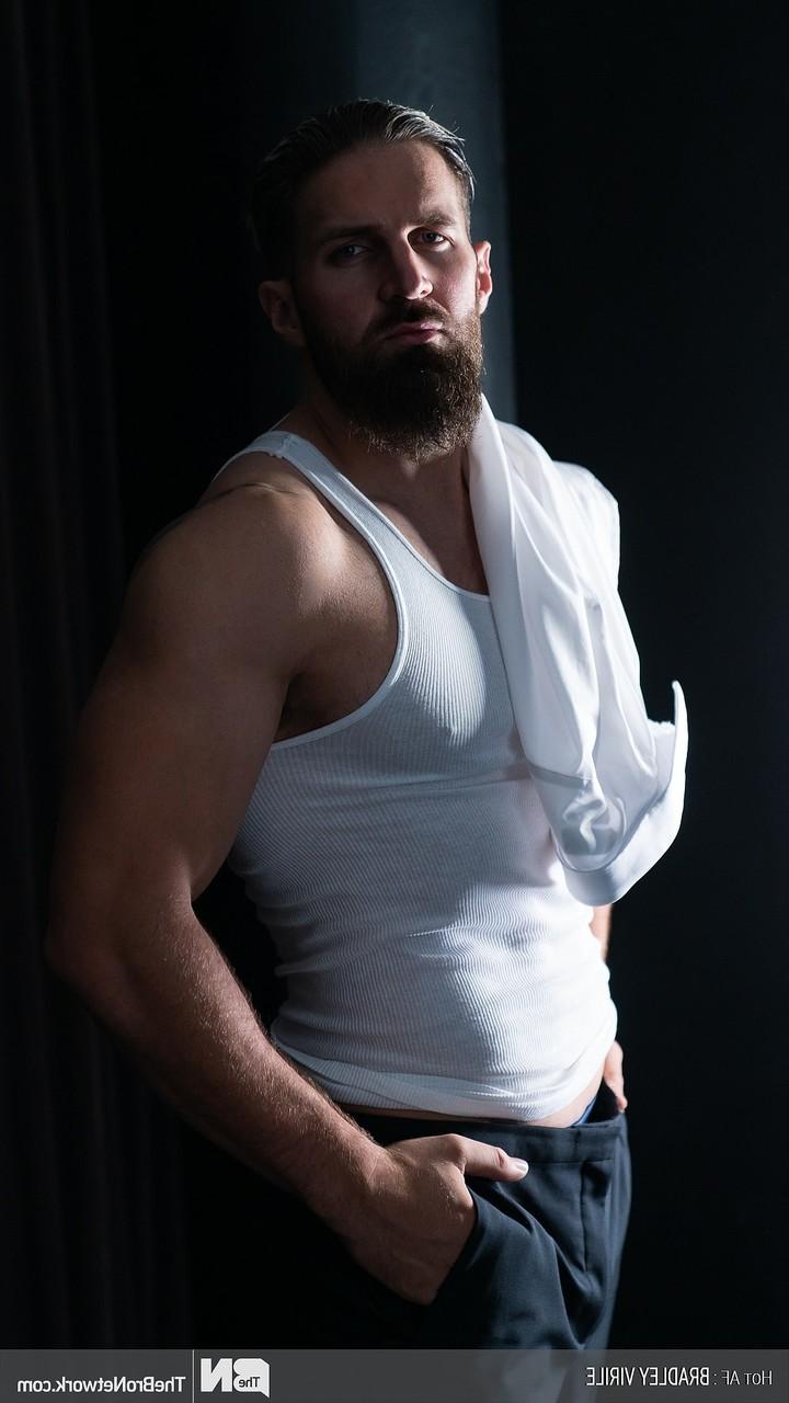 20P Bodybuilder Luke West präsentiert seinen nackten, muskulösen Körper und seinen großen Schwanz