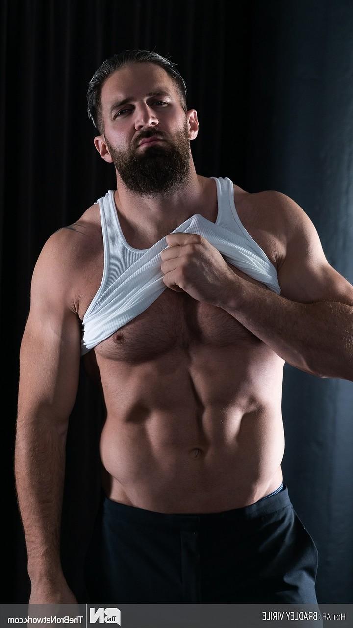20P Bodybuilder Luke West präsentiert seinen nackten, muskulösen Körper und seinen großen Schwanz