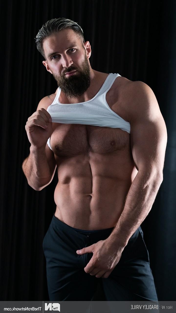 20P Bodybuilder Luke West präsentiert seinen nackten, muskulösen Körper und seinen großen Schwanz