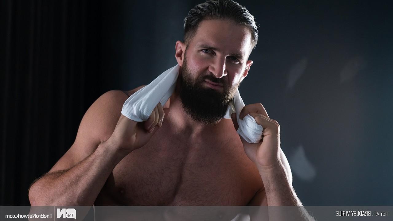 20P Bodybuilder Luke West präsentiert seinen nackten, muskulösen Körper und seinen großen Schwanz