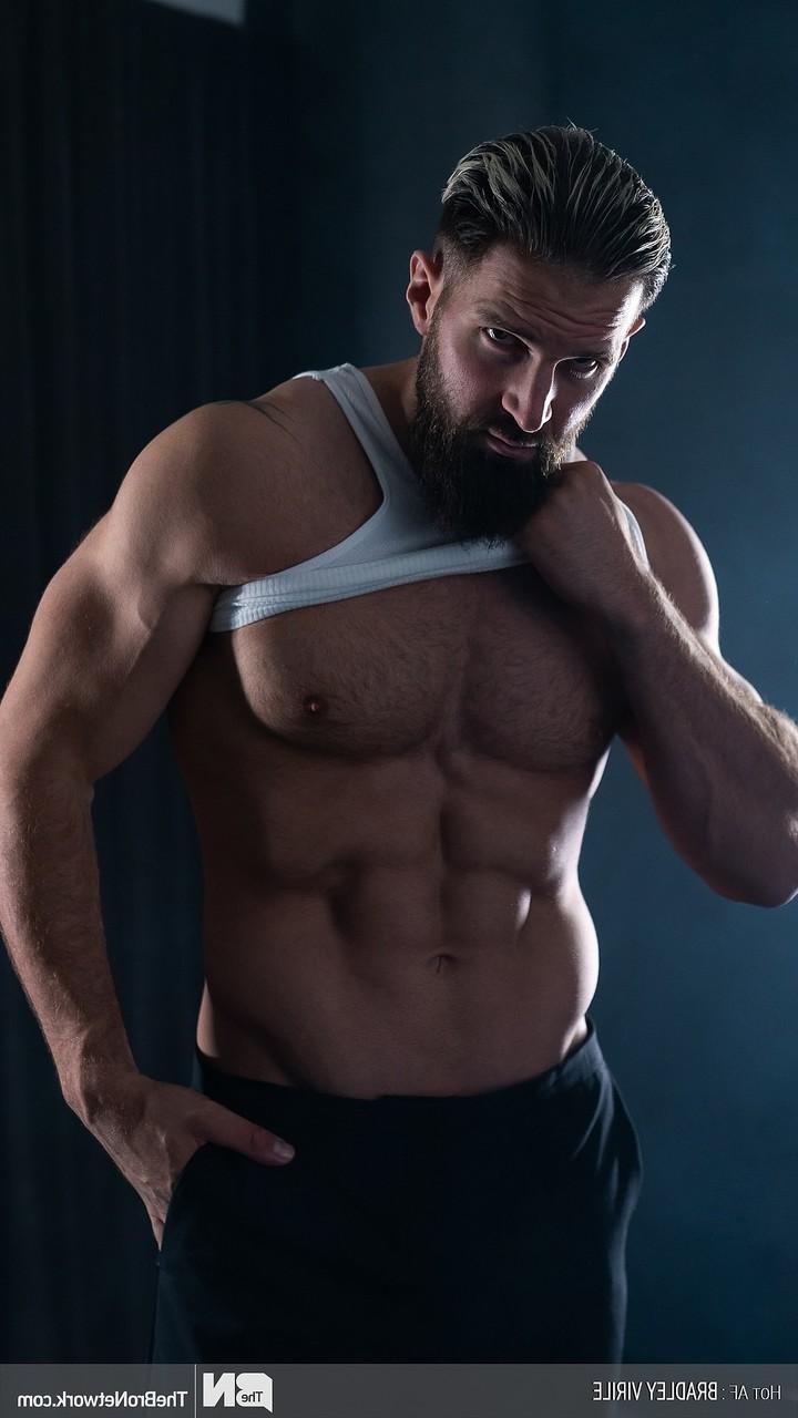20P Bodybuilder Luke West präsentiert seinen nackten, muskulösen Körper und seinen großen Schwanz
