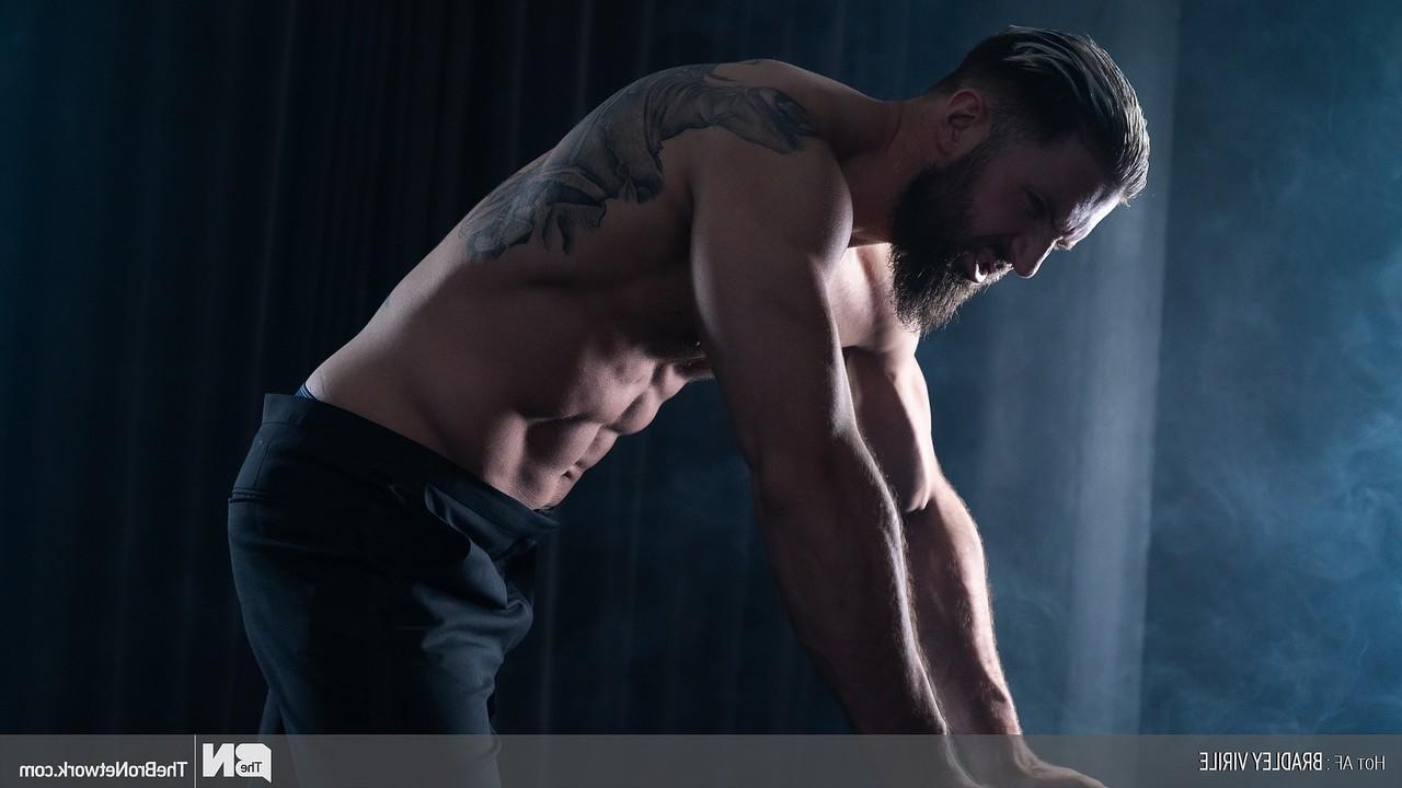 20P Bodybuilder Luke West präsentiert seinen nackten, muskulösen Körper und seinen großen Schwanz