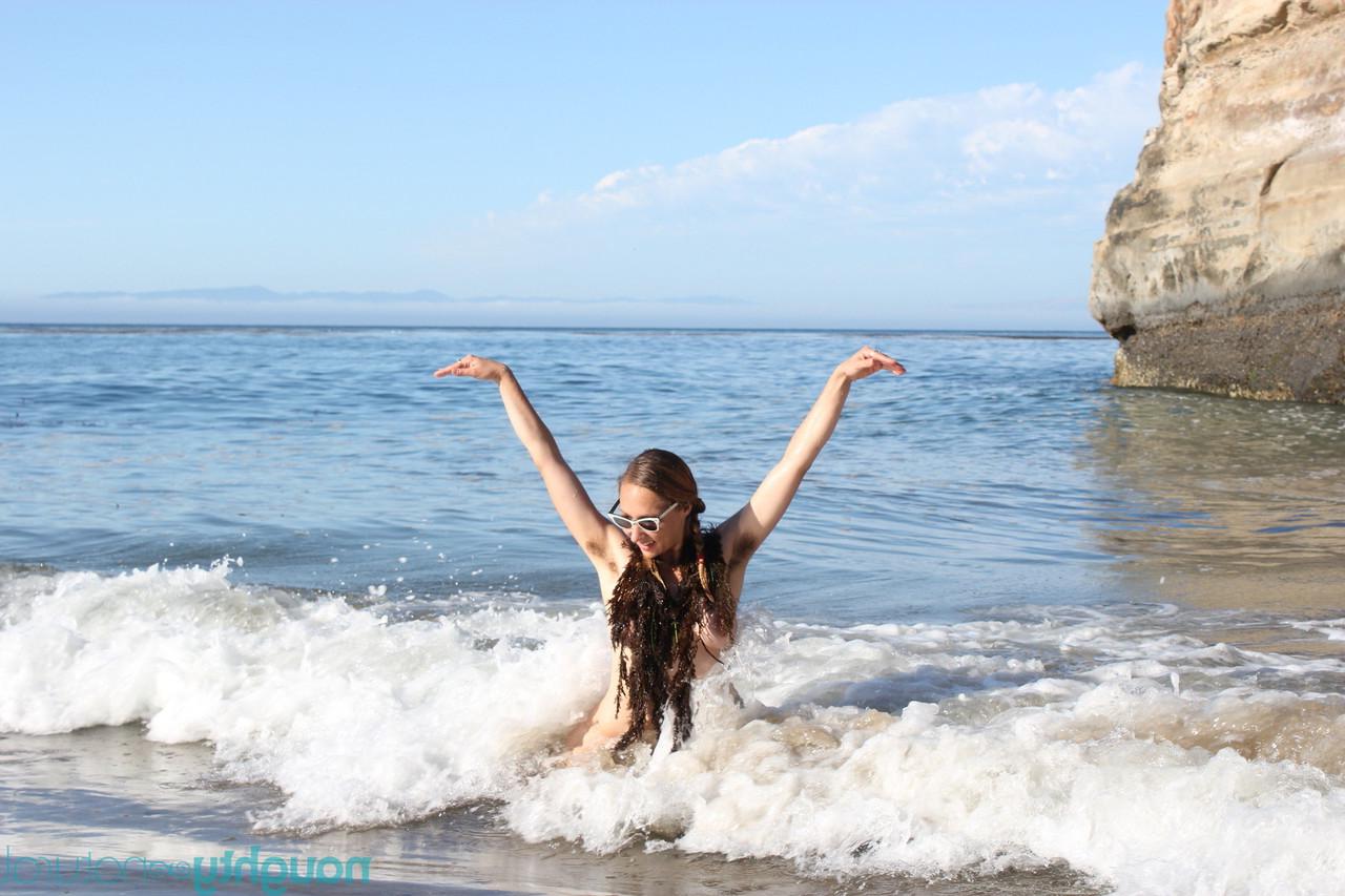 20P Amateur babe Maggie Mayhem teases with her big tits and poses on the beach