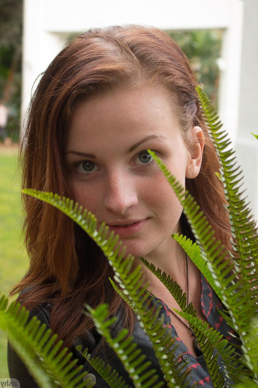 12P Namorada totalmente natural sem maquiagem Emmy Sinclair mostra peitos ao ar livre