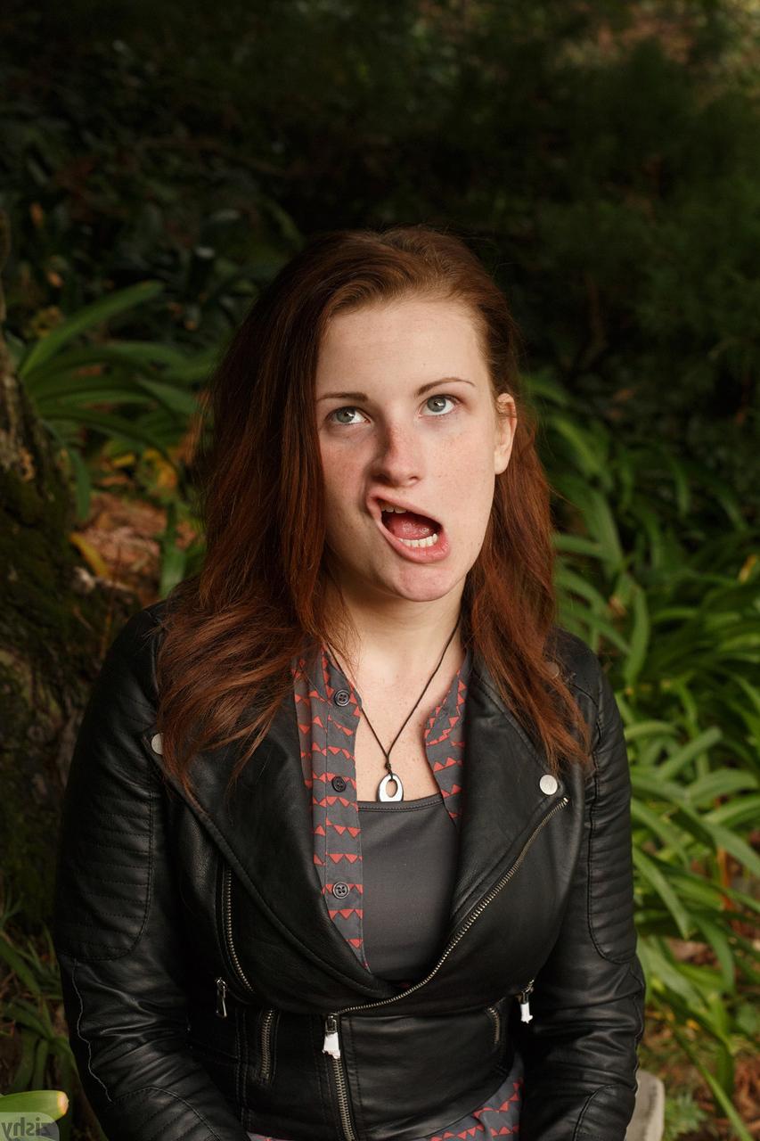 12P Namorada totalmente natural sem maquiagem Emmy Sinclair mostra peitos ao ar livre