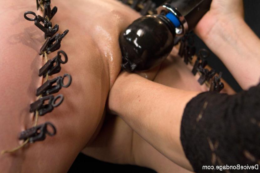 15P Dünne Blondine und ein schwarzes Mädchen unterwerfen sich bei einem Lesben-Bondage-Spiel einem Rotschopf