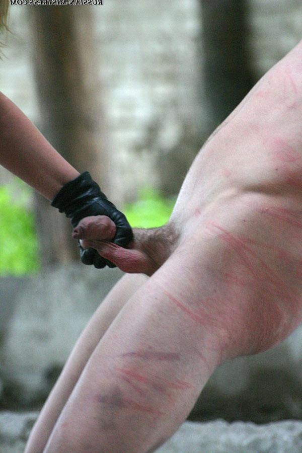 16P Une maîtresse russe torture un soumis masculin retenu lors d'une action en plein air