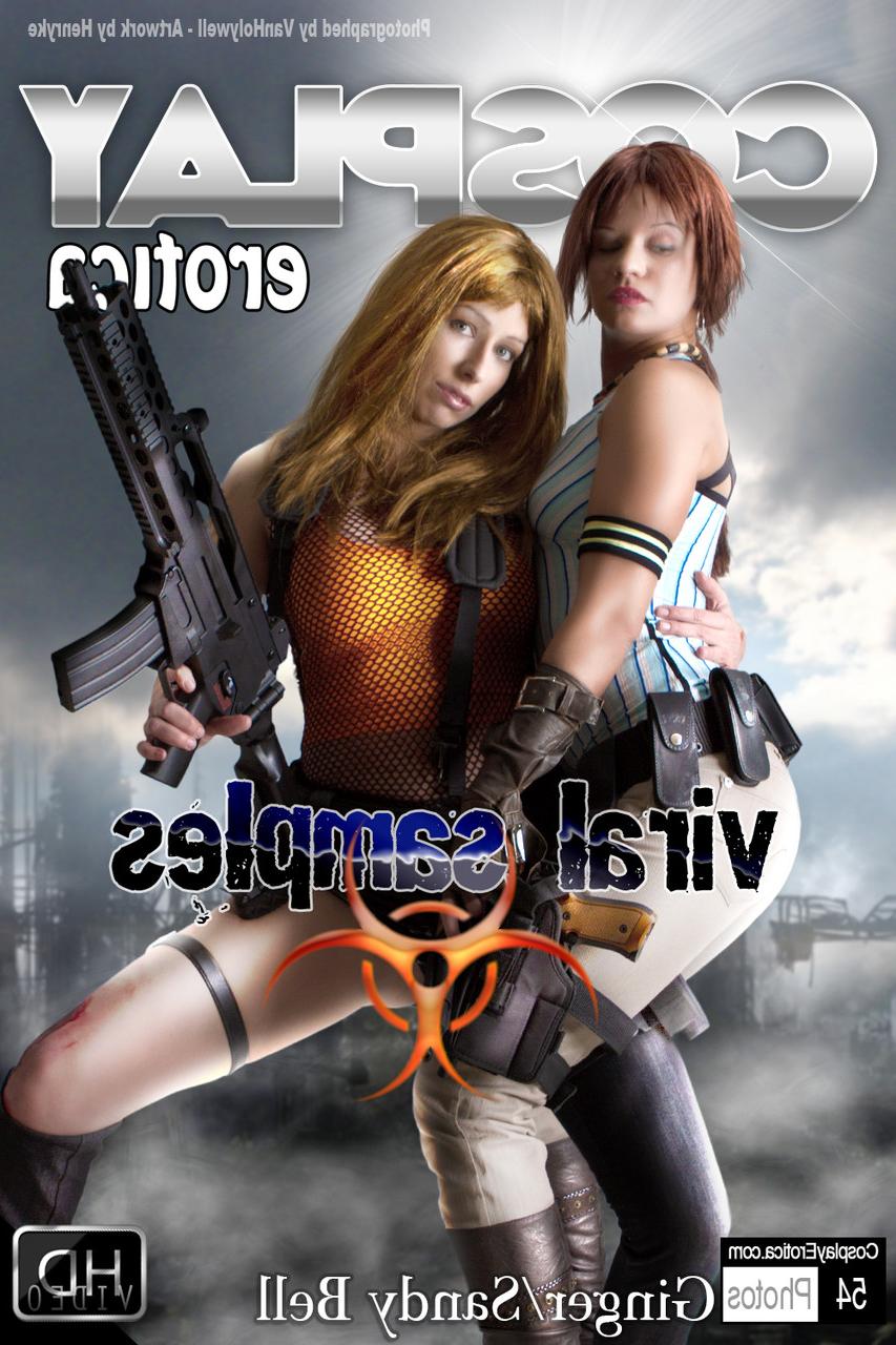 12P Des cosplayeuses lesbiennes s'embrassent avec la langue tout en tenant leurs armes