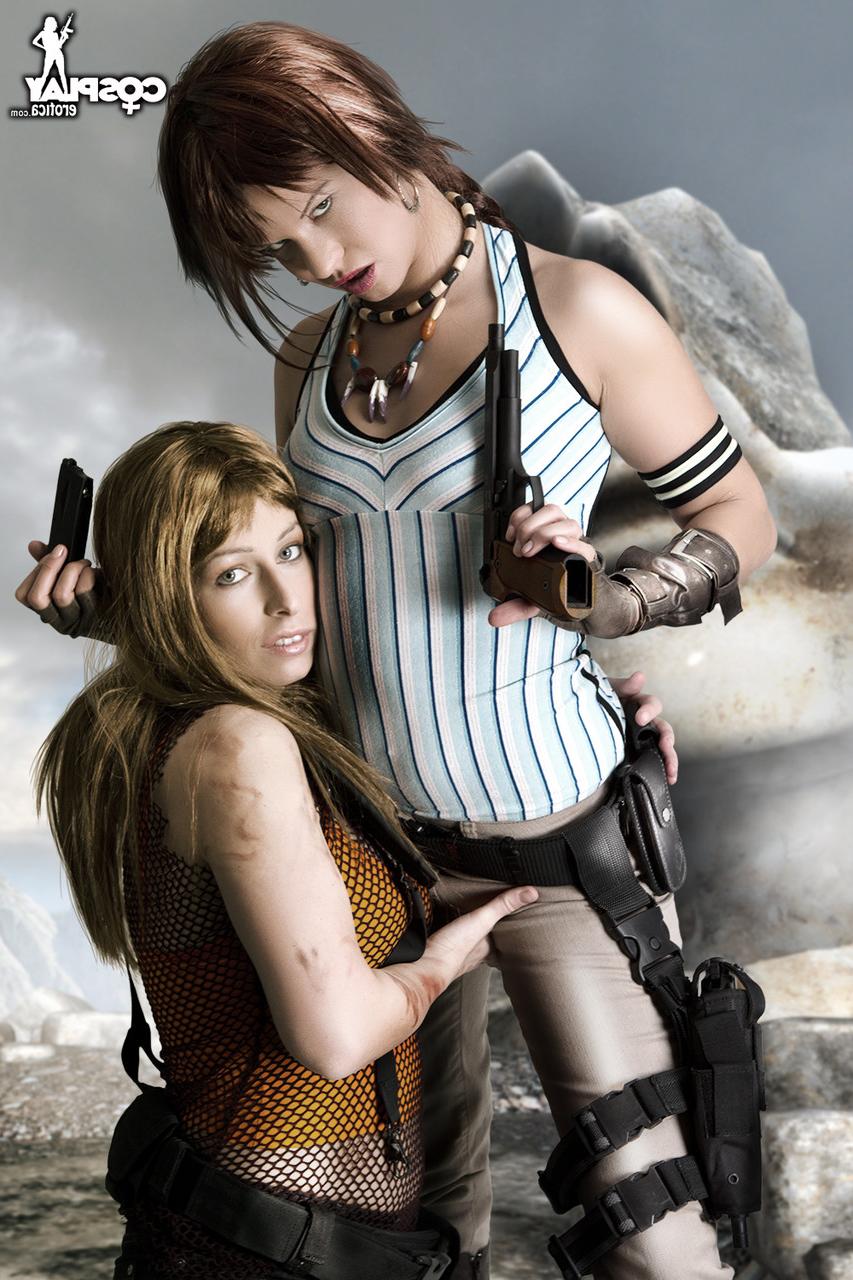 12P Des cosplayeuses lesbiennes s'embrassent avec la langue tout en tenant leurs armes