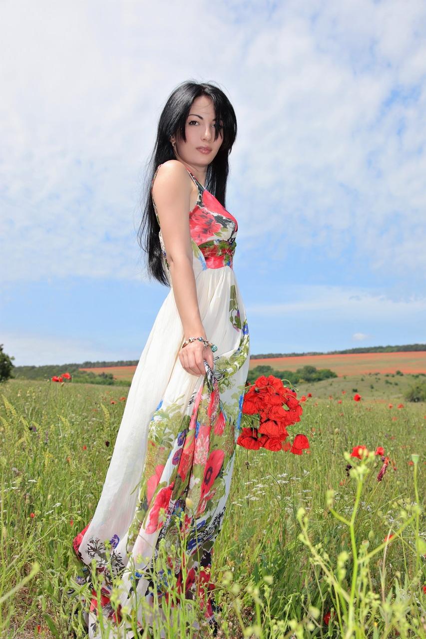 20P Glamorous babe Melani A strips in beautiful nature and poses naked
