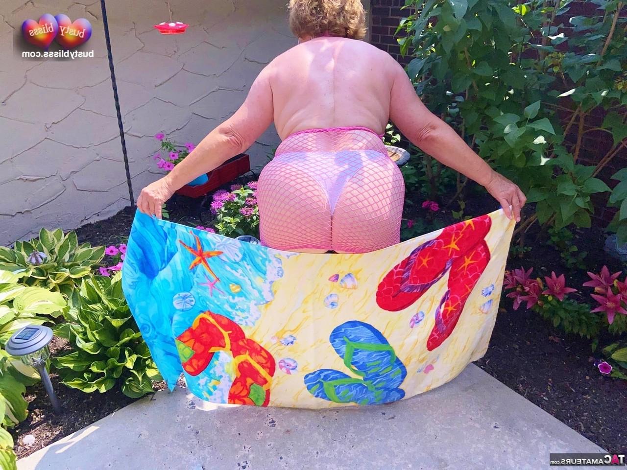 16P La señora mayor Busty Bliss muestra sus tetas naturales detrás de su casa