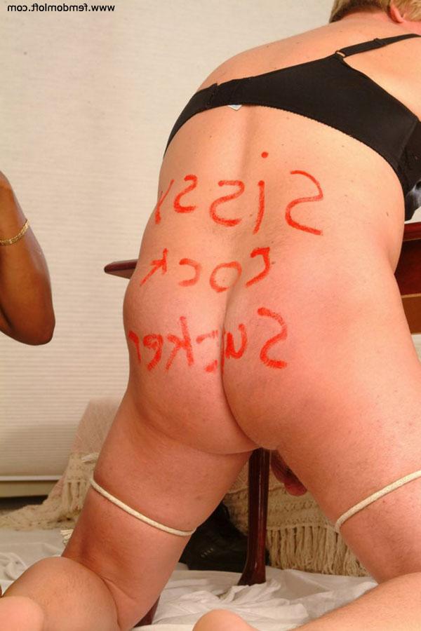 16P Une femme ébène féminise un homme blond pendant qu'il est en esclavage