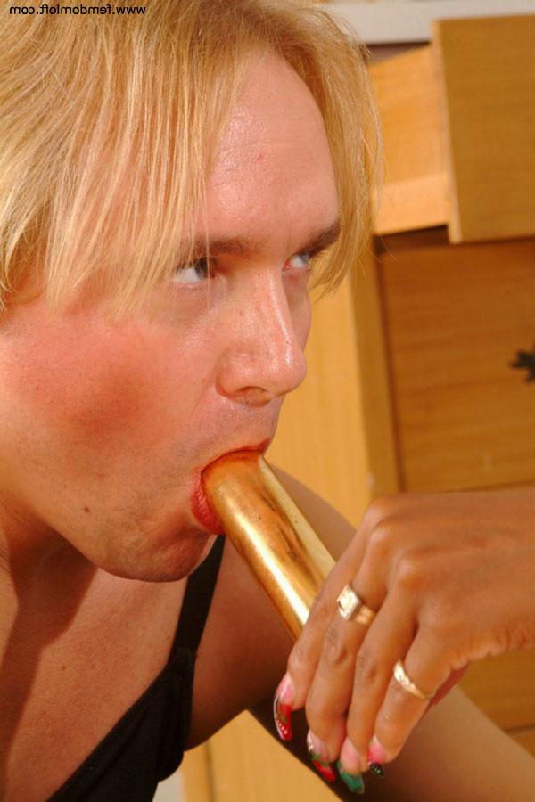 16P Une femme ébène féminise un homme blond pendant qu'il est en esclavage
