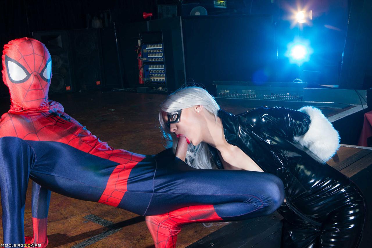 20P Loira peituda australiana Mila Milan hardcore fode um jovem cosplay do homem-aranha