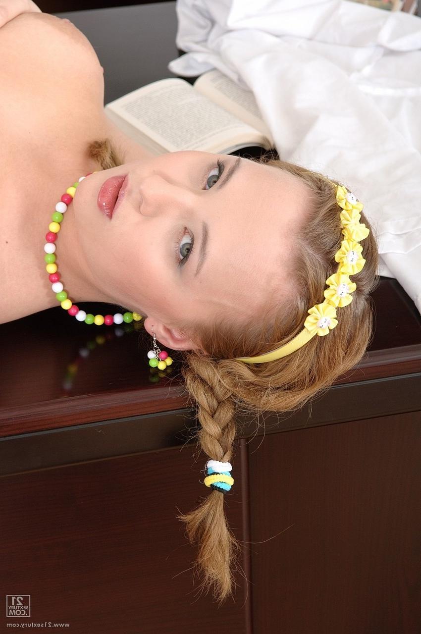 17P Lolly Moon, petite jeune fille, enlève sa robe blanche au bureau.