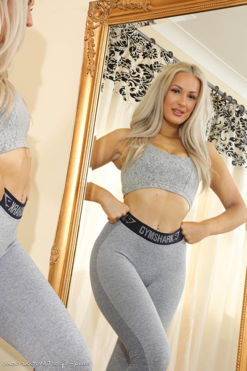 16P La chaude blonde platine Paige F enlève ses vêtements de sport lors d'un tournage SFW.