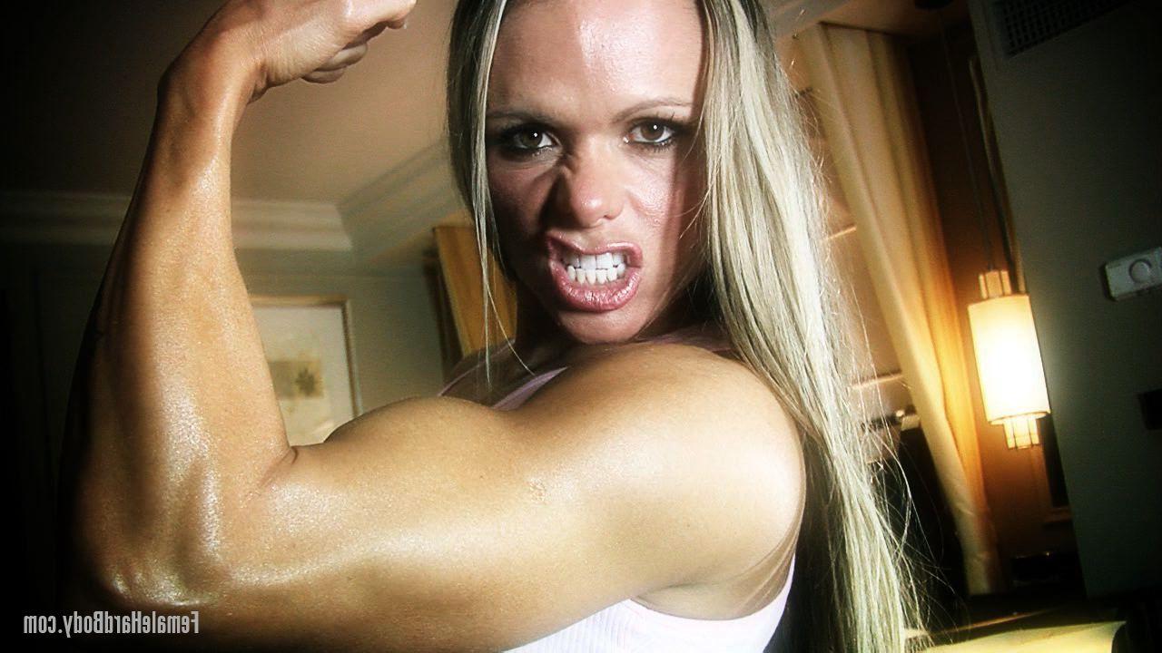 20P Blonde bodybuilder Larissa Reis flashes her tits while showing off her muscles