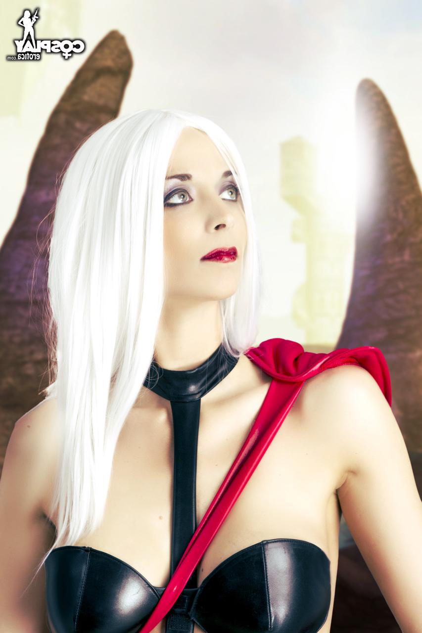 12P Platinblonde Cosplayerin enthüllt bei Solo-Action ihre superenge Muschi