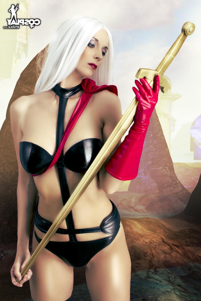 12P Platinblonde Cosplayerin enthüllt bei Solo-Action ihre superenge Muschi