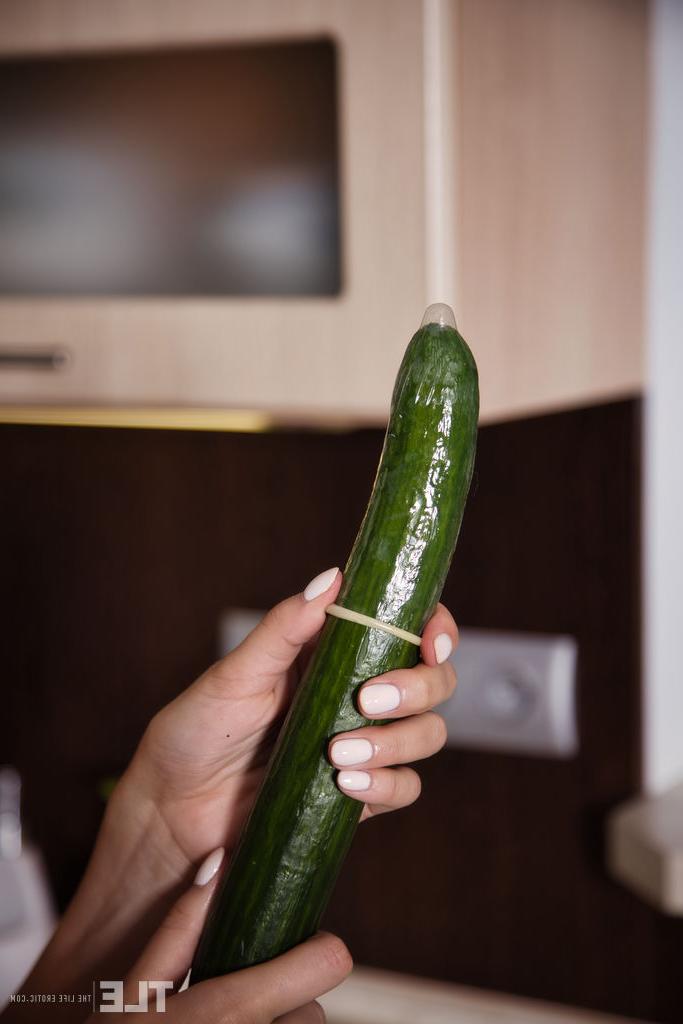16P Die hübsche Teenagerin Stacy Cruz masturbiert in ihrer Küche mit Gemüse
