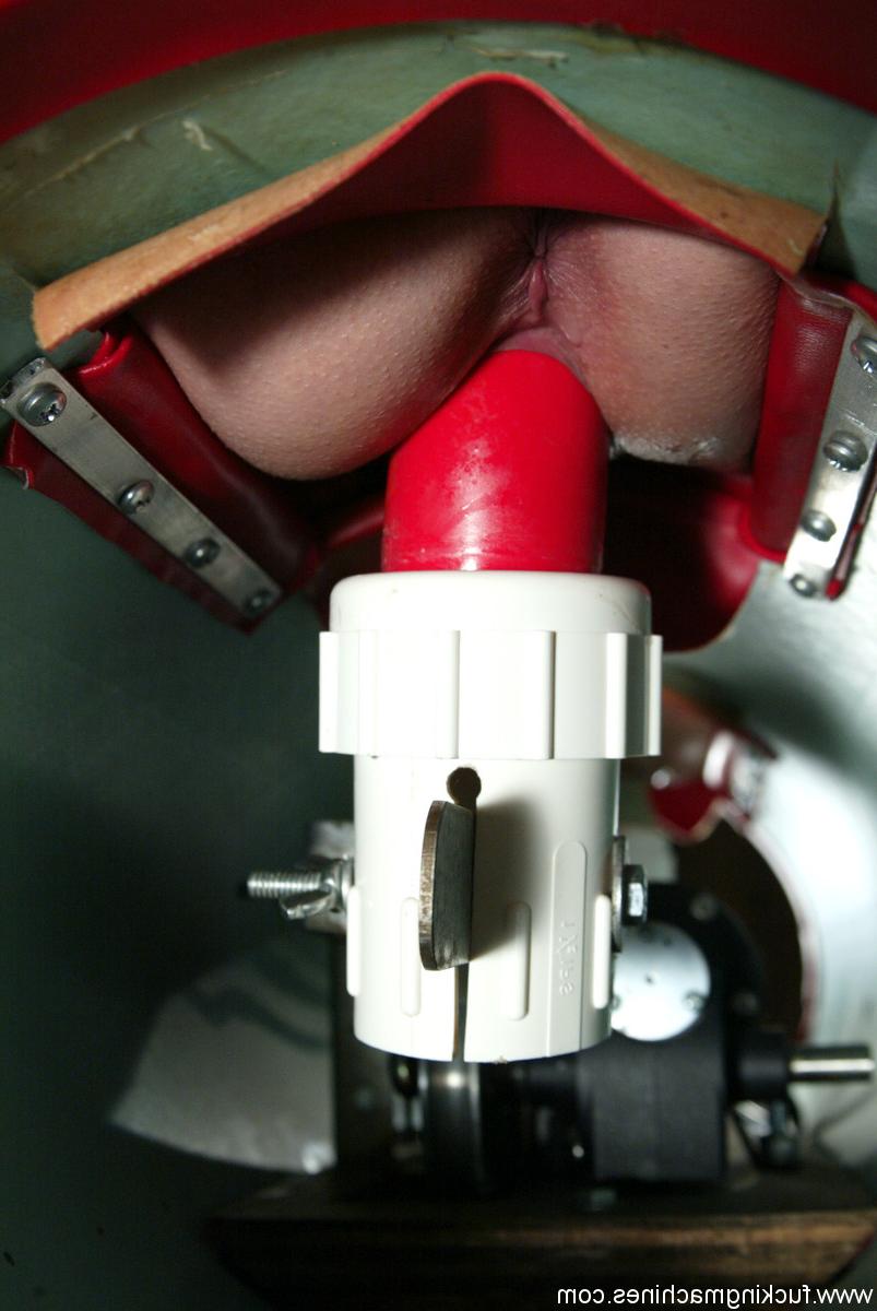 20P Shannon Kelly et Jade Marxxx, filles coquines aux gros seins, se font jouer par une machine.