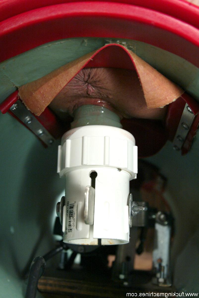 20P Shannon Kelly et Jade Marxxx, filles coquines aux gros seins, se font jouer par une machine.