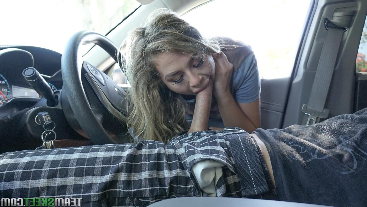 17P Sacanagem Nicolette Love dá boquete no carro e leva para casa para POV facial