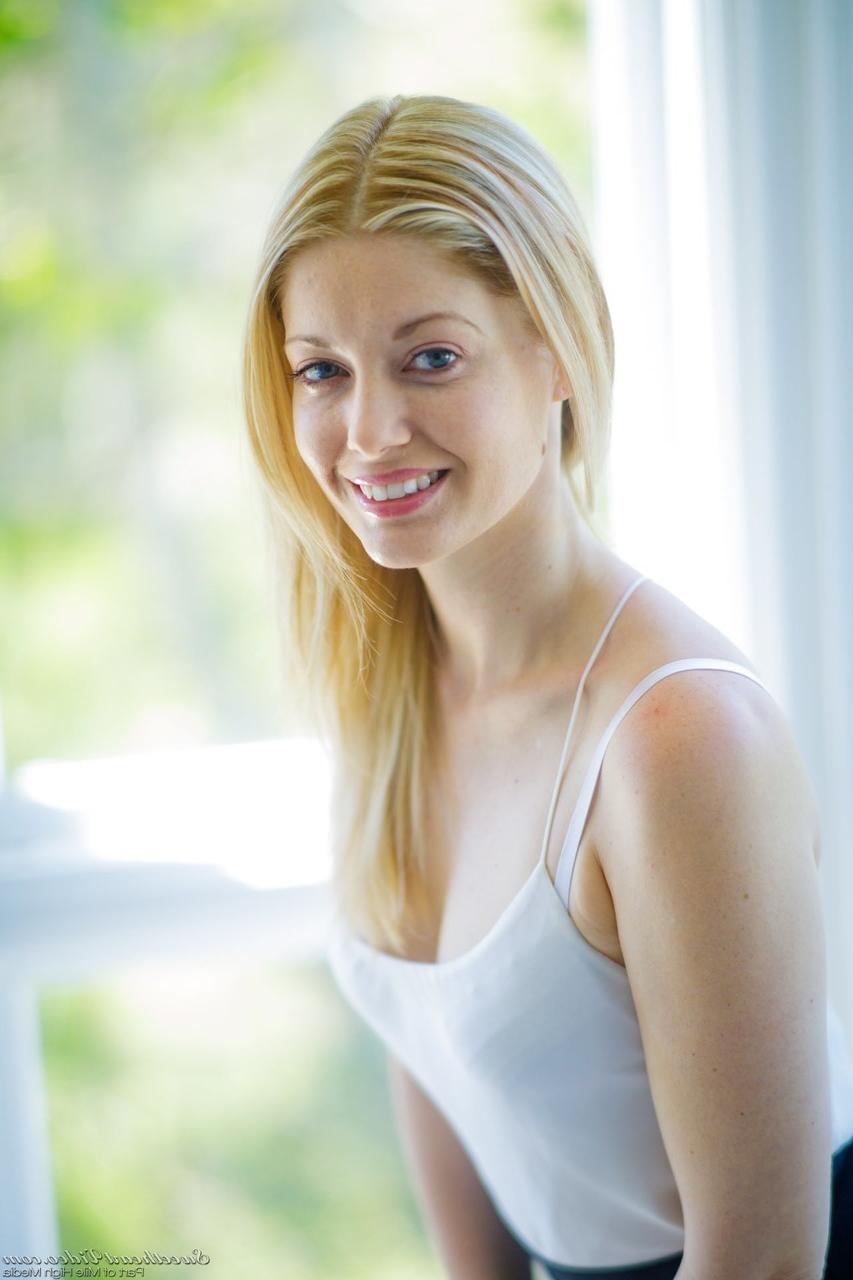20P Charlotte Stokely e lésbica MILF Kendra Lust dão prazer oral uma à outra