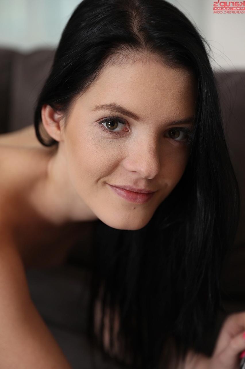 18P La adorable amateur Anie Darling muestra su falda desnuda y sus juguetes en un primer plano caliente